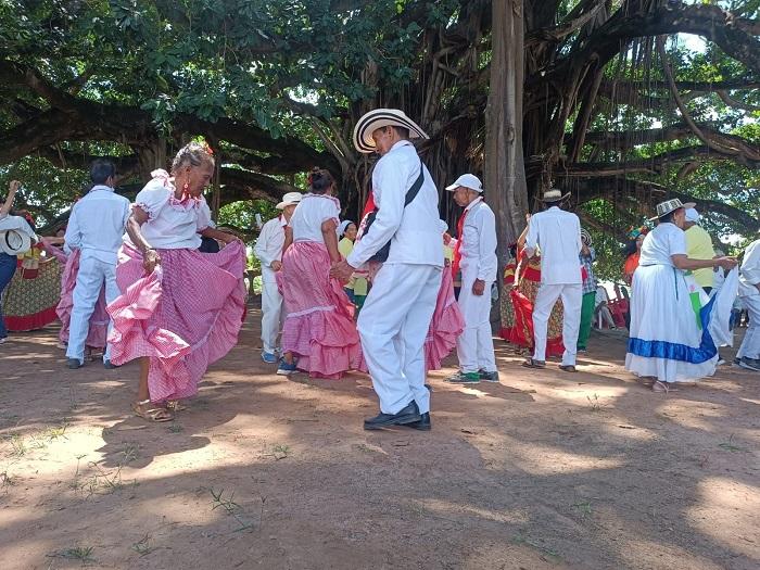 Bailaron hasta que se cansaron