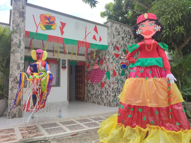 Las viviendas muestran la alegría carnavalera que vive Corozal