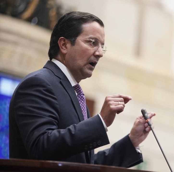 Senador reclamó por "caprichos" de Petro