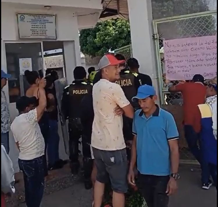 Protesta de exempleados de la E.S.E. Hospital San José de Tierralta por falta de pagos