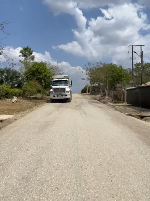 Cansados del polvo habitantes de Colosó exigen arreglo de la vía