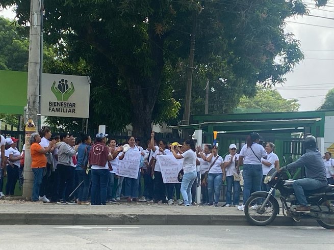 ¿Qué político paró la contratación en el Icbf?