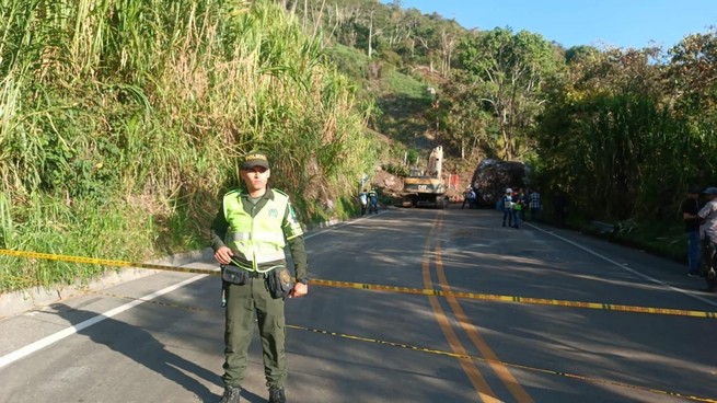 Continúa el cierre en la vía Hatillo - Llanos de Cuivá por deslizamiento