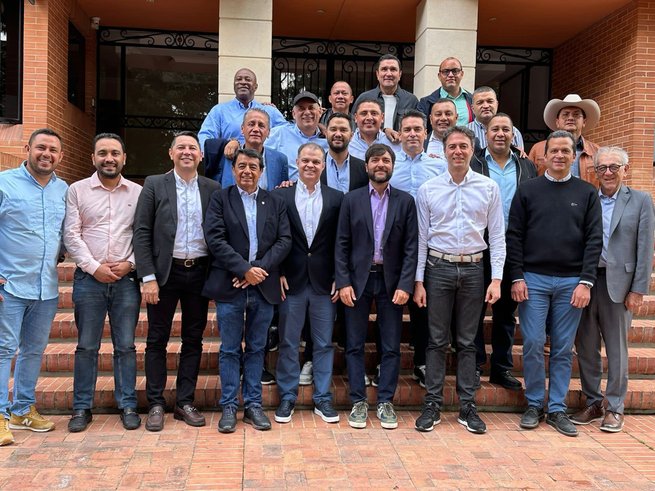 22 exalcaldes quieren construir país