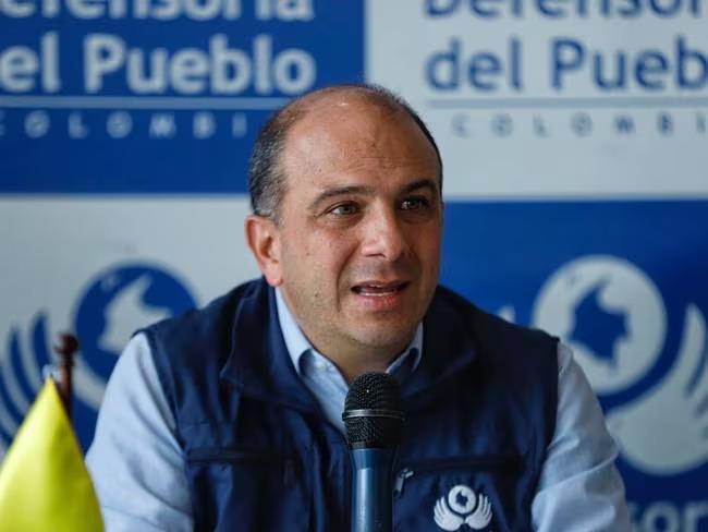 Como “lamentable” calificó Carlos Camargo la decisión del ELN de congelar los diálogos de paz