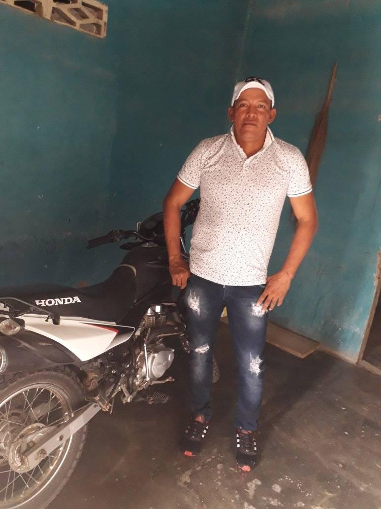 Lo dejaron a un lado de la vía