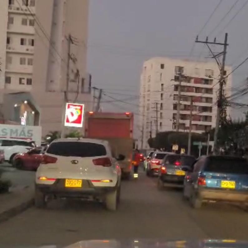 Denuncian trancón provocado por furgón mal estacionado en hora pico al norte de Montería