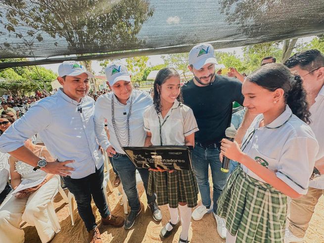Gobernación y MinTic entregan computadores a estudiantes de Los Volcanes, en Tierralta