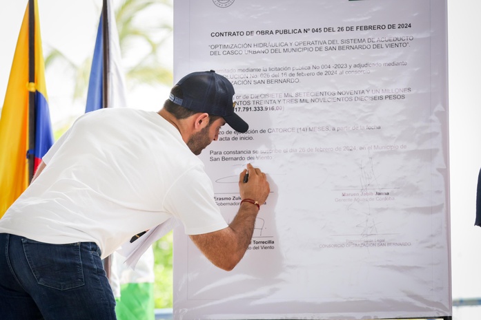 Agua potable para San Bernardo del Viento: gobernador formaliza contrato para optimización del acueducto