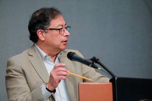 Petro firma decreto que declara insubsistente al secretario general de la Cancillería