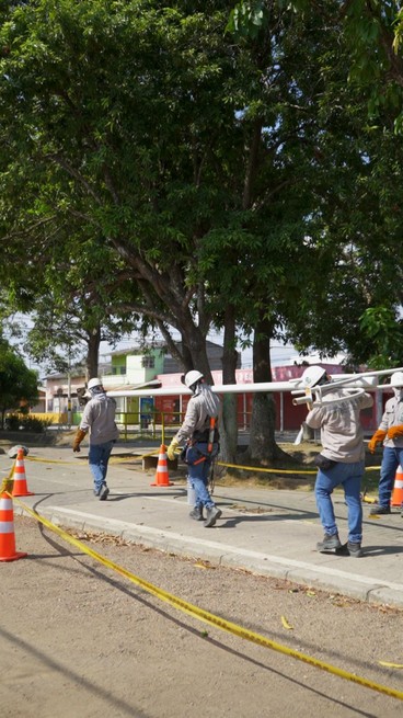 Elec inicia labores de mantenimiento en postería del parque lineal del barrio La Granja en Montería