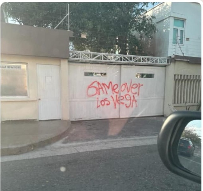 "Game over Los Vega", el grafiti en casa del único sobreviviente de los Vega Daza