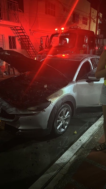 Se incendió en extrañas circunstancia el auto en el que se movilizaba  Day Vásquez