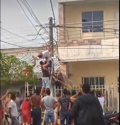Se quedó 'pegado' a los cables
