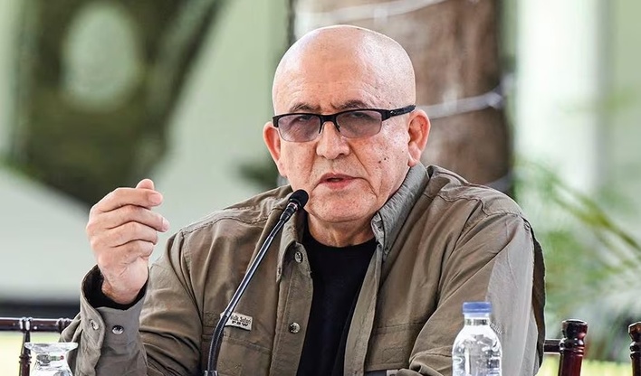 "Quiere montar un show mediático"