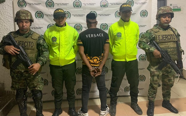 La Policía de Urabá capturó a dos sujetos con material alusivo al Clan del Golfo