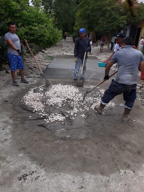 En el barrio Mano de Dios la comunidad se unió para arreglar su propia calle