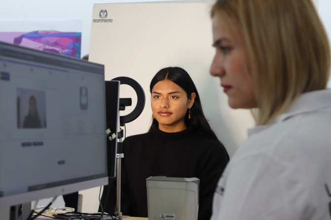 Entregan las primeras 100 cédulas digitales a personas trans