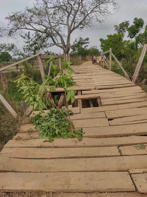 Puente se 'quebró' en San Pelayo y aún no lo han 'curado'