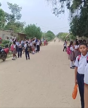 Exigen el transporte escolar en el colegio de El Sitio, en el Roble