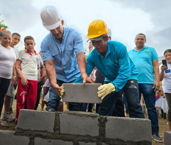 Alcalde de Montería puso la primera piedra de su Gobierno en Los Robles