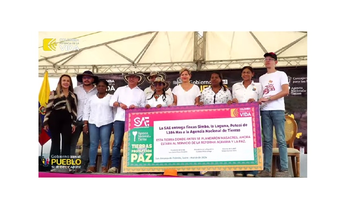 Con cheque simbólico presidente Petro entrega tierras en Palmito