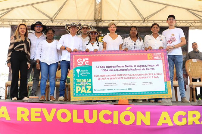 'Este acto es el derrocamiento del gobierno paramilitar'