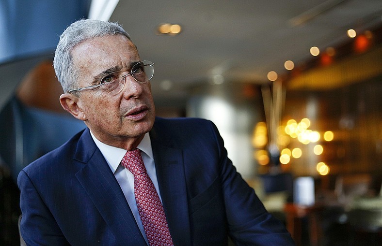 “Yo pago los prediales a los municipios, no sabía que se deben pagar al Presidente”: Uribe le responde a Petro sobre los pagos de impuestos prediales