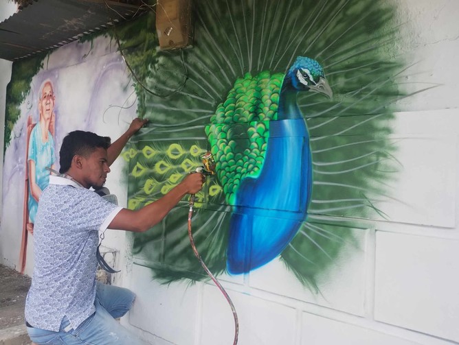 Samir Tuirán embellece lugares con arte utilizando su aerógrafo