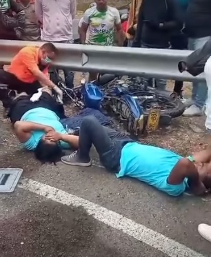 Pareja resultó golpeada en accidente