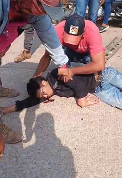 Dos jóvenes heridos en un violento choque en San Marcos