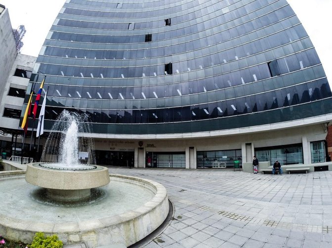 Por 15 obras inconclusas y abandonadas, se investiga al exdirector del IDU y 6 funcionarios más
