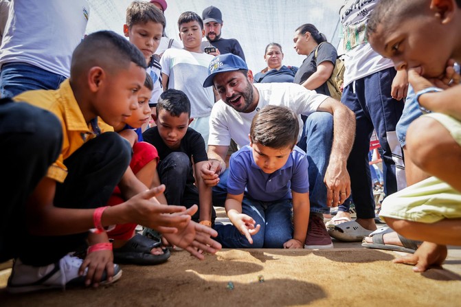 El Gobernador apoyando el Festibolita en Ciénaga de Oro