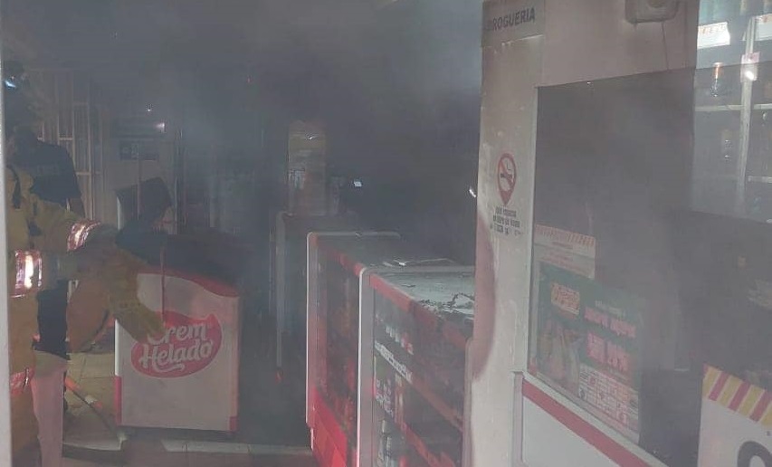 Fuego en una farmacia del centro de Sincé