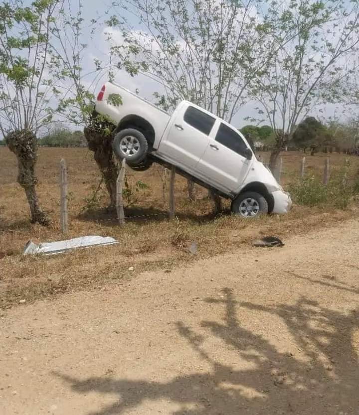 Camioneta terminó colgada en cercado