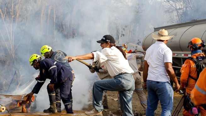 Gobernadora Lucy García solicitó mayor apoyo aéreo a la UNGRD por incendio en San Onofre .