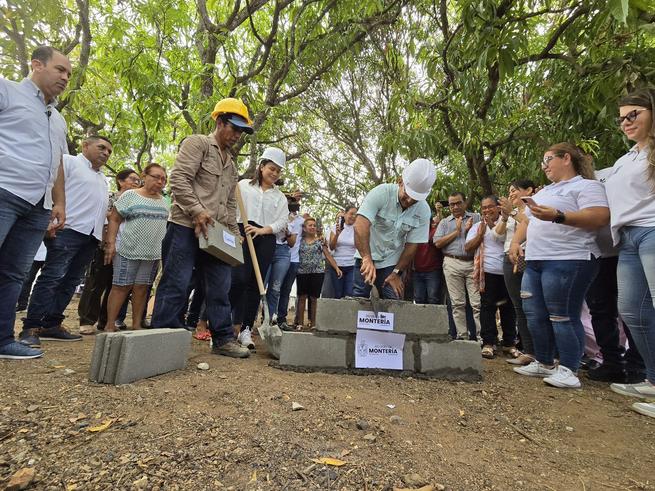 Alcalde Hugo Kerguelén puso dos primeras piedras de los parques de Las Viñas y Portal de Almería