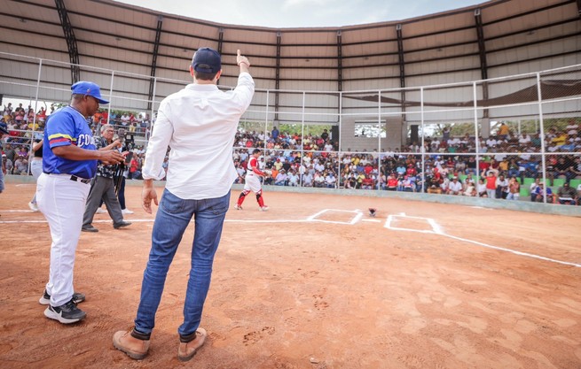 Gobernador entregó estadio