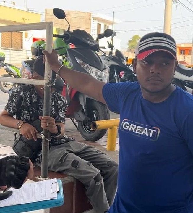A policía suspendido se lo cogieron robando