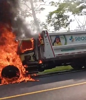 Vehículo compactador de basuras se incendia en la vía Montería - Planeta Rica