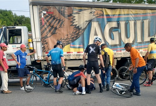 Motociclista provocó choque de ciclista contra camión