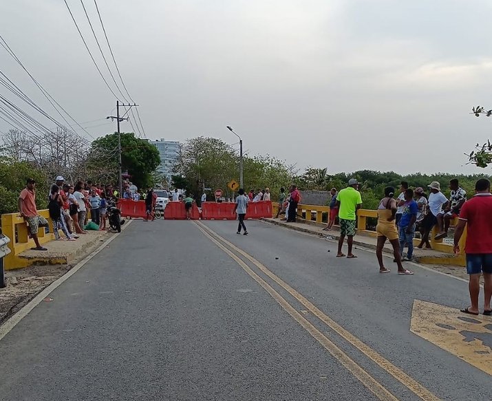 Protestan por el mal estado del puente La Caimanera, paso restringido