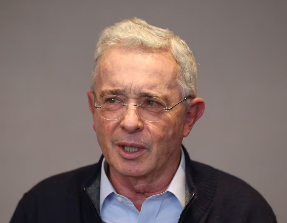 Expresidente Uribe iría a juicio por presunto soborno y fraude procesal