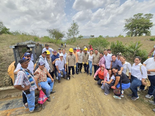Alcalde Hugo Kerguelén puso la primera piedra de la placa huella en la vía de Loma Verde y Pueblo Bujo