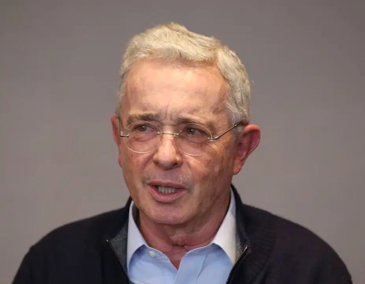 Expresidente Uribe a juicio por presunto soborno