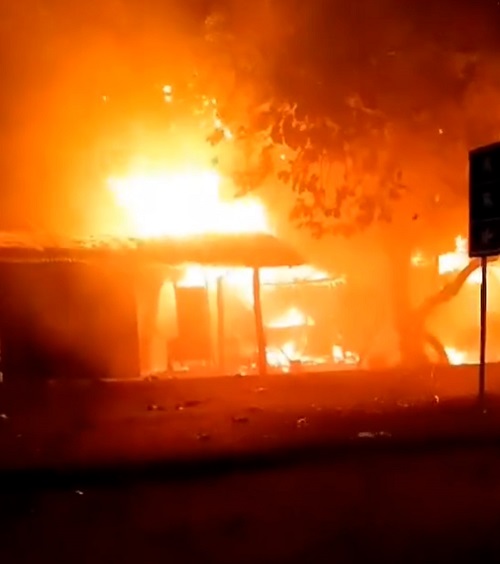 Incendio acabó con dos restaurantes y un taller de servicio de motos