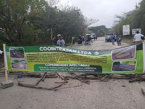 Bloquean vía Sincelejo - Tolú exigiendo arreglos de la Transversal