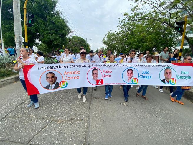 Protestaron contra Petro y varios congresistas