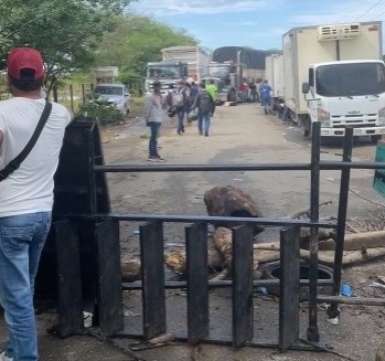 Continúan los bloqueos en la entrada de Montelíbano