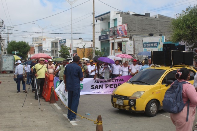 Ades reclama nombramientos de docentes en Sucre